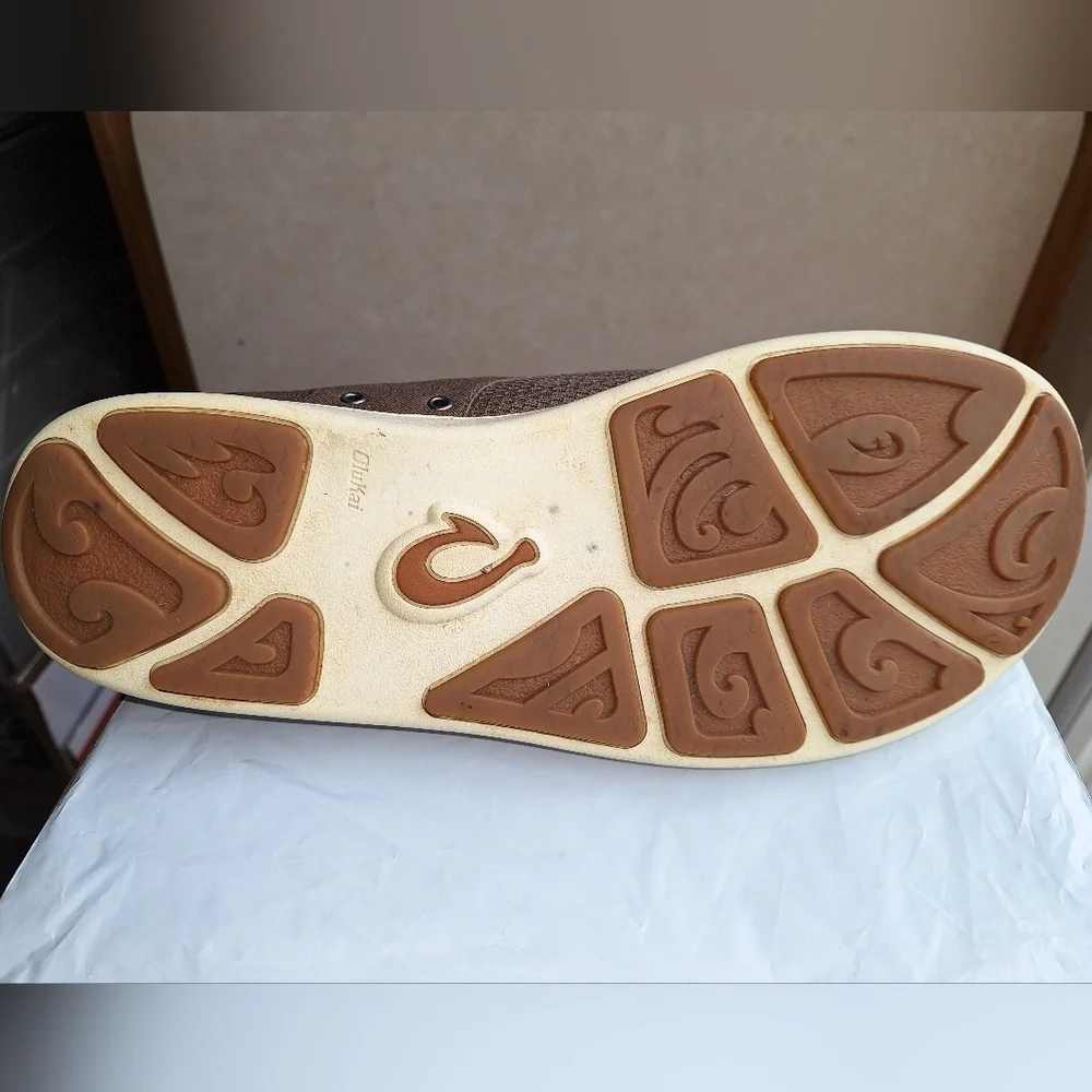 A pair of OluKai Nohea Moku mens shoes in a size 9M.They are pre-loved